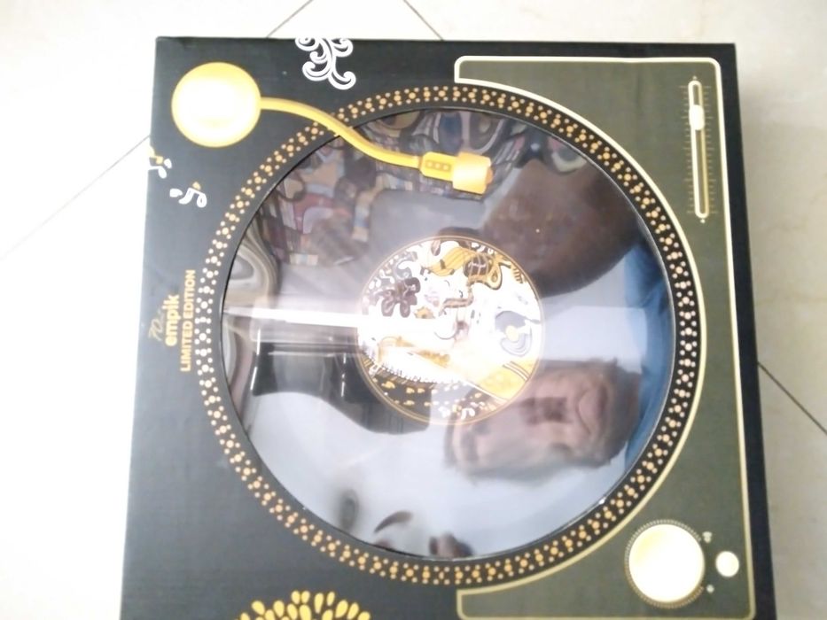 Zegar ścienny  w formie płyty winylowej