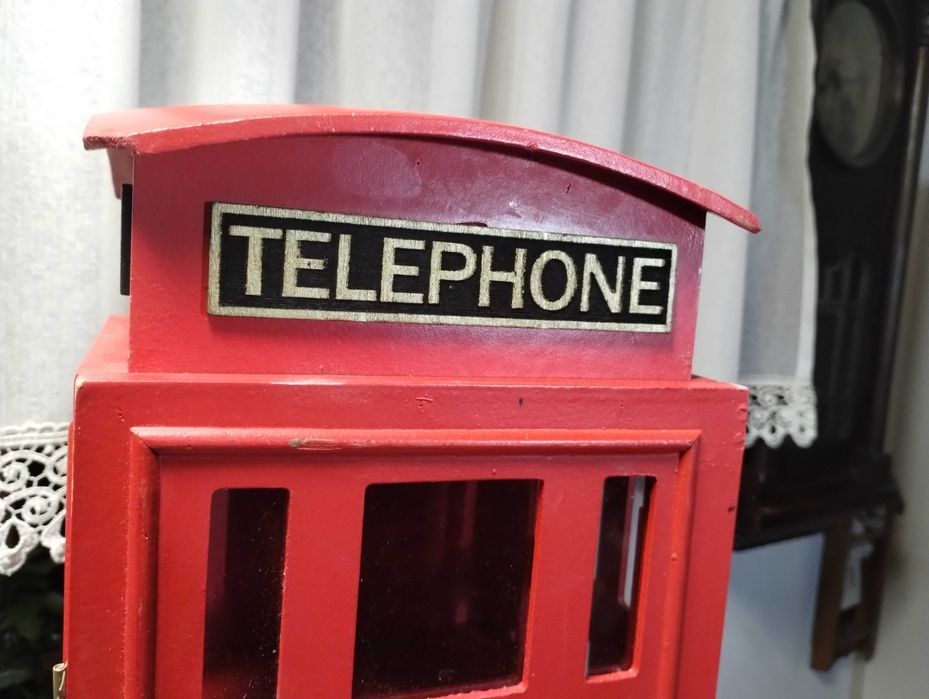 Angielska budka telefoniczna vintage.