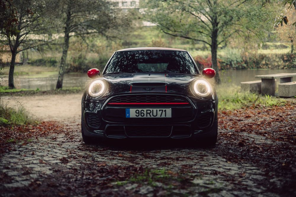 Mini John Cooper Works com muito material