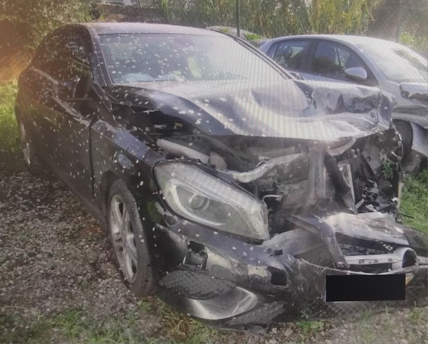 Vendo mercedes benz A200 CDI nacional de 2015 com 150 mil km acidentado salvado