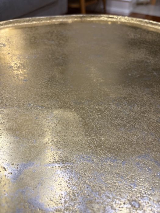 Mesa de centro oval em metal dourado e preto