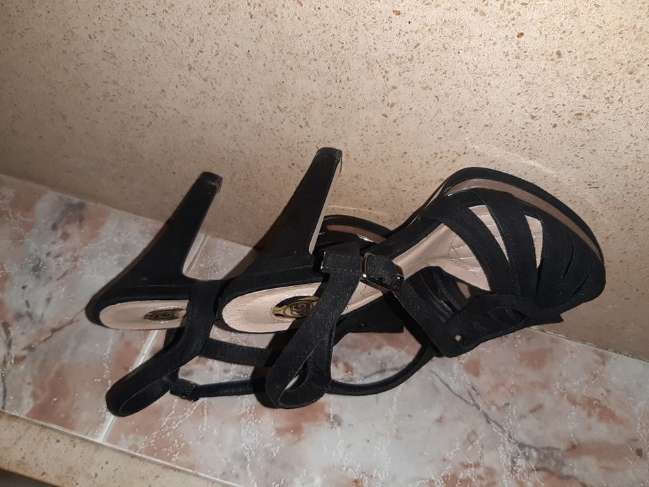 Sandalias novas aproveite