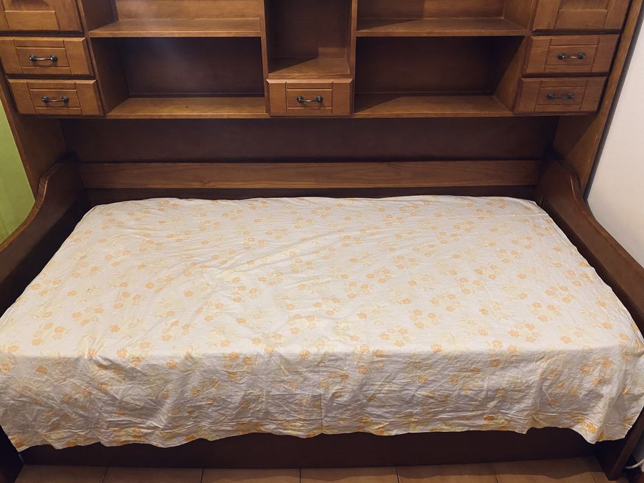 Estudio com 2 camas, uma esta a vista e uma na gabeta em baixo!