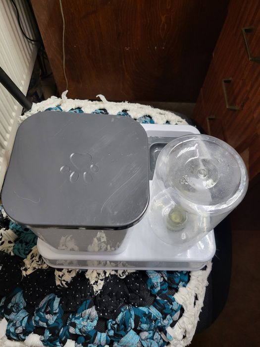 Автоматическая кормушка для котів і собак