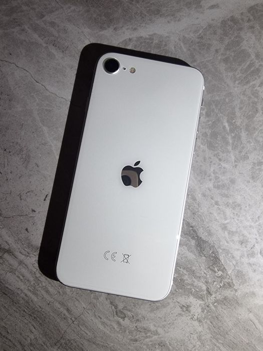 Продам iphone se 2020 у дуже чудовому стані.