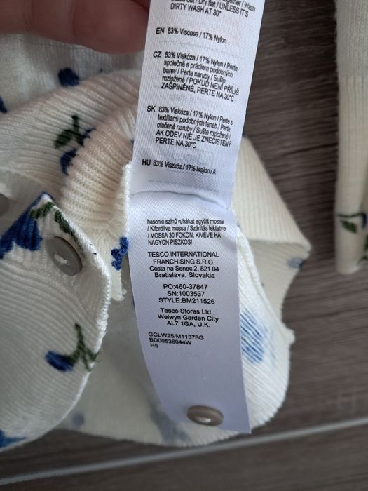 Biały sweterek w niebieskie kwiatki F&F (mała wada)