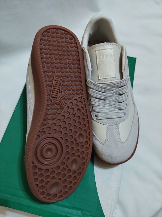 Klasyczne sneakersy sportowe z charakterystycznym paskiem