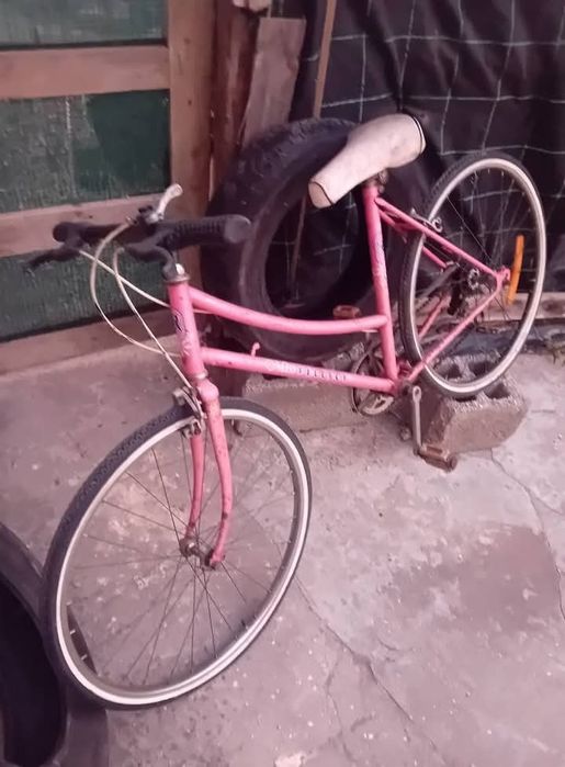 Bicicleta antiga pegeout de senhora pronta a circular