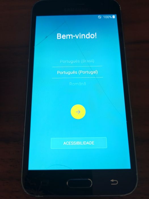 Samsung J3 2016 8gb desbloqueado, com o écran partido, mas ainda funcional. A traseira está em bom estado.