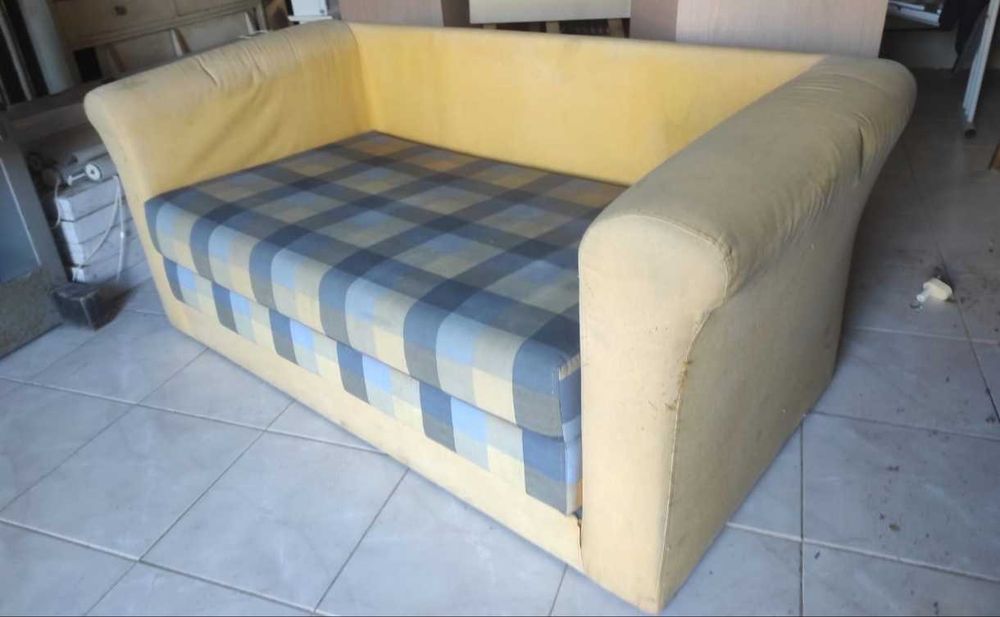 Sofá cama de casal com almofadões