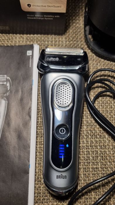 Sprzedam golarke ze stacja myjącą Braun Series 9