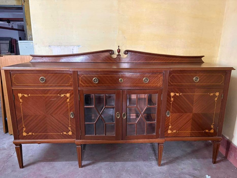 Conjunto de aparadores e vitrine D. Maria