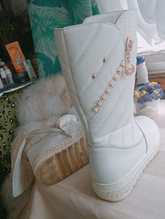 Сапожки белые зимние на меху кожаные очень удобные.