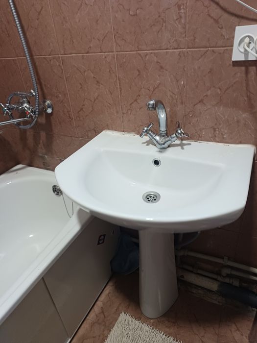 Продам умывальник  "тюльпан"