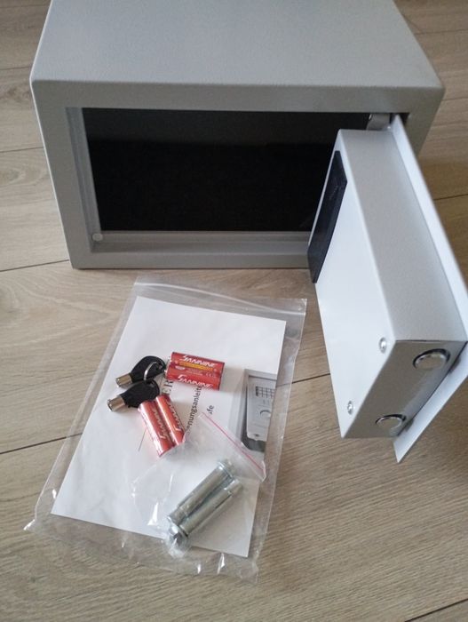 Elektroniczny sejf z zamkiem szyfrowym
