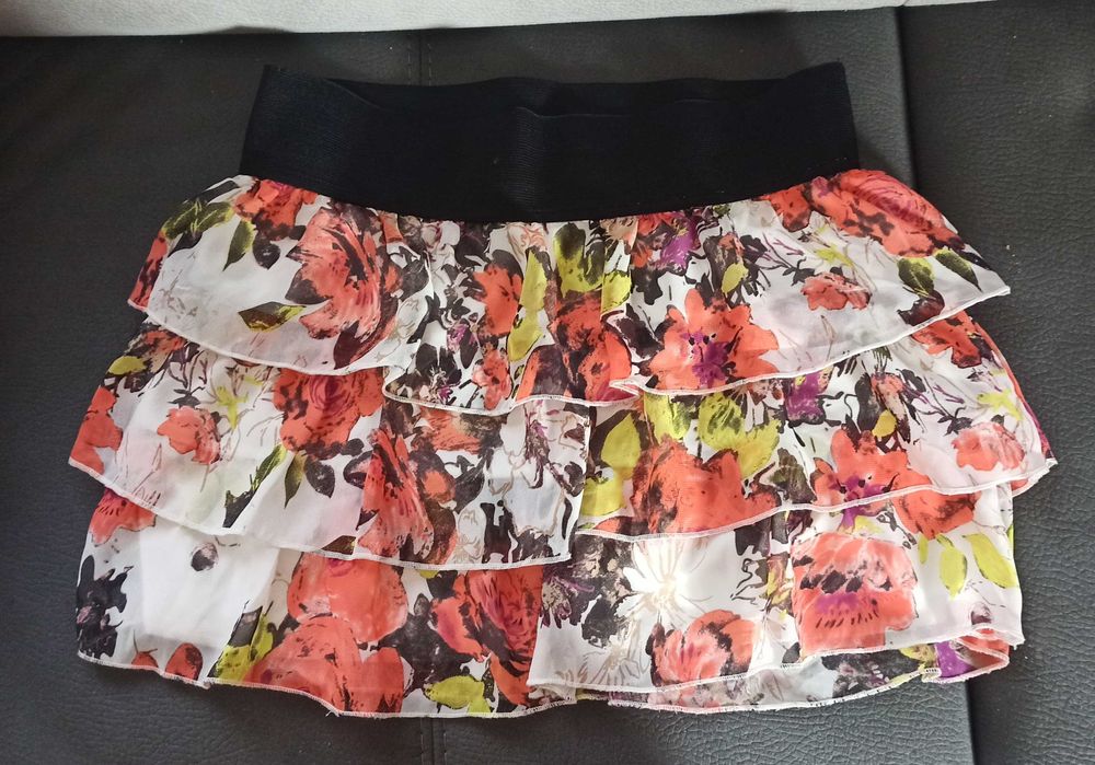 Nowa spódnica z falbanką.