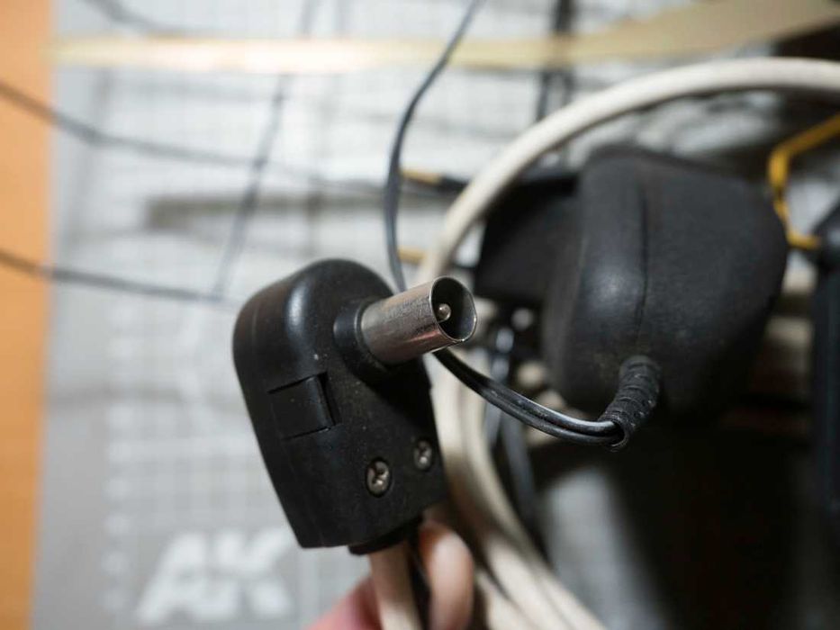 Antena szerokopasmowa ze wzmacniaczem - (antena pokojowa)