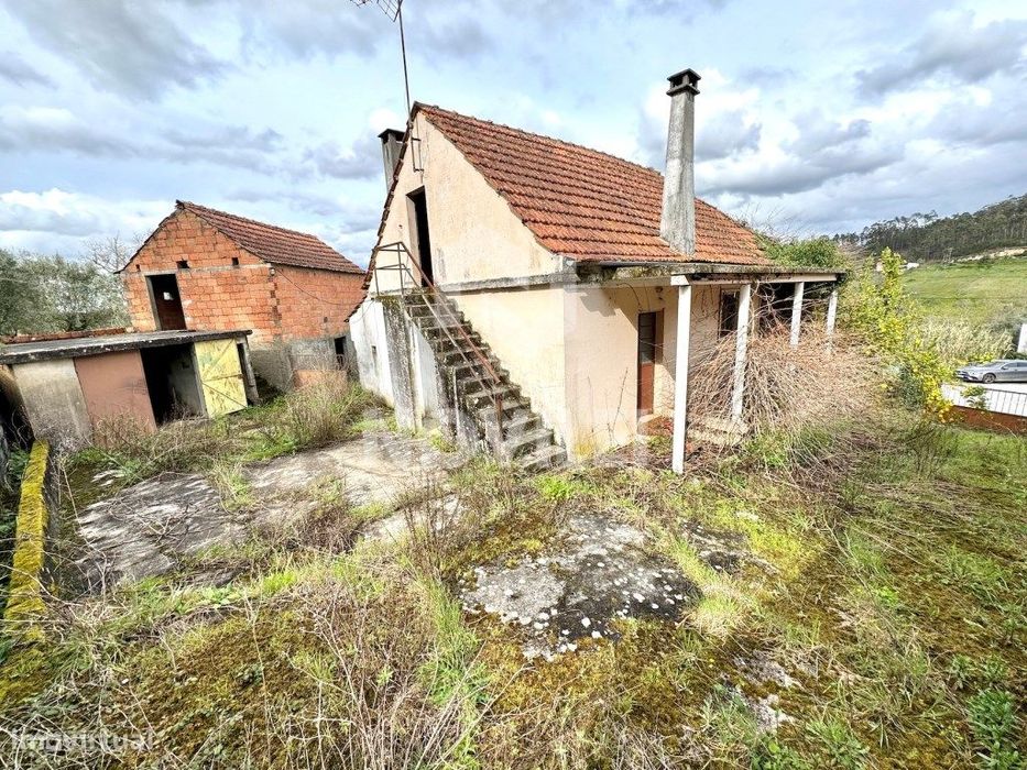 Moradia Isolada T3 e anexos com 485m2 de terreno urbano. — Santiago E São Simão De Litém E Albergaria Dos Doze, Leiria