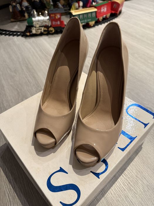 Sapatos nude Guess