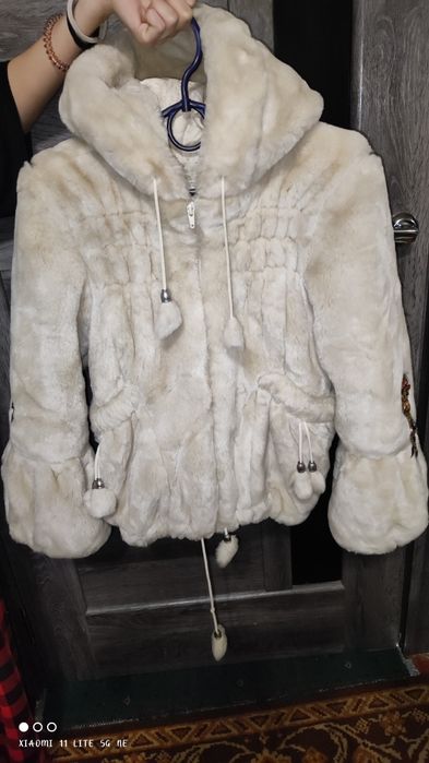 Белая  эко шуба с брошью , очень теплая в идеале
Это белая