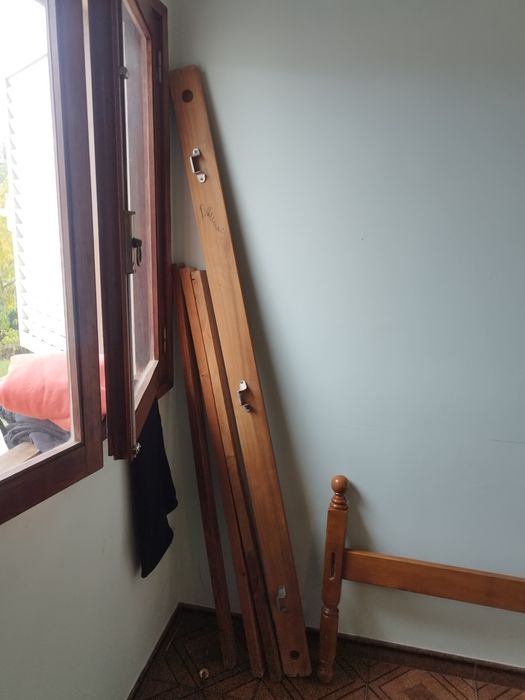 Cama Semi-Nova com Mesas de Cabeceira