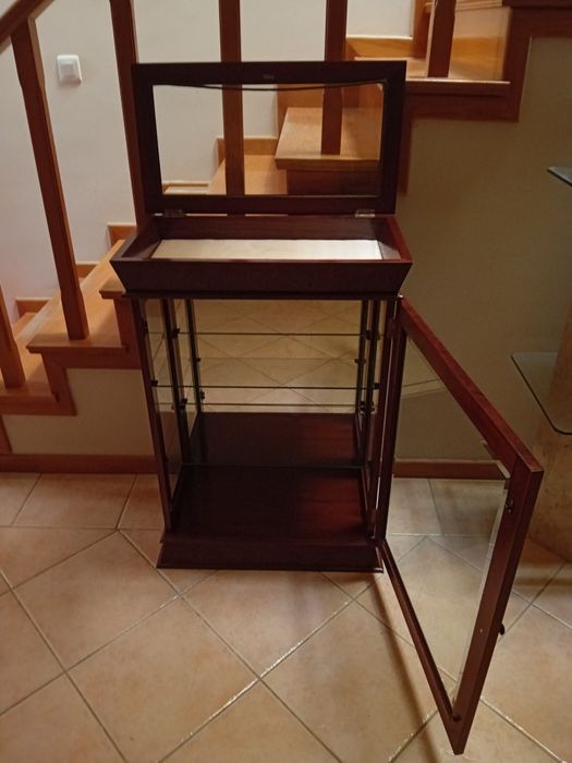 Móvel/vitrine, 3 prateleiras, porta superior e lateral ambas em vidro, excelente dispor peças, em excelente estado.