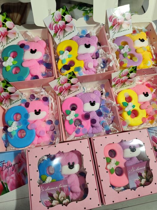 Ведмедик з вісімкою, подарунок