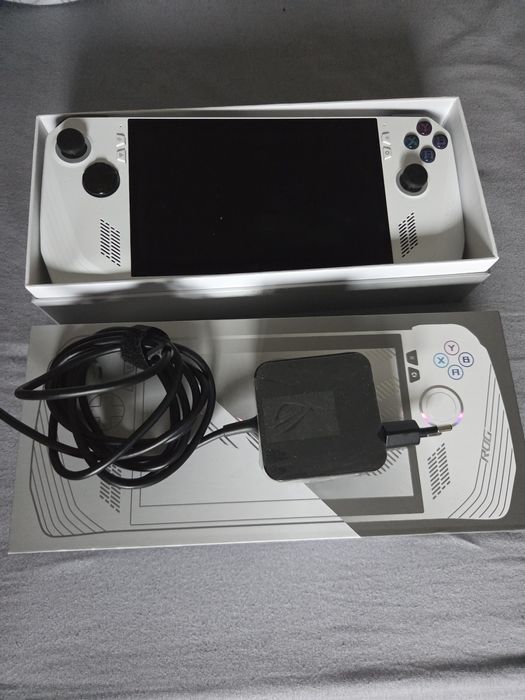 ASUS ROG Ally Z1 512GB jak nowa 
Procesor: AMD Ryzen Z1 (6 rdz