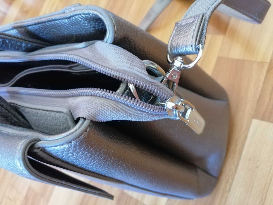 Сумка сірого кольору із сріблястим відтінком