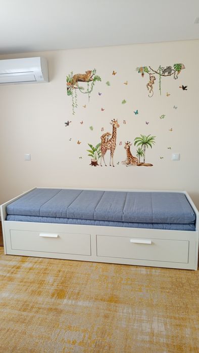 Cama IKEA c/ gavetas + colchões