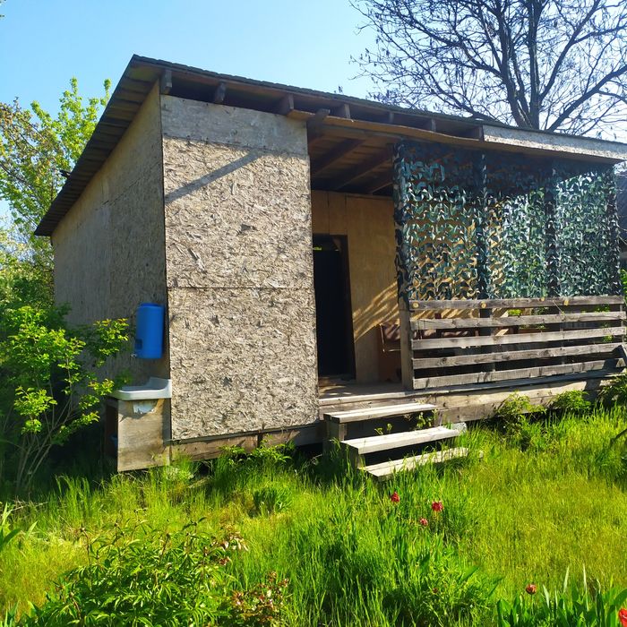 Продам  земельний участок-дачу в живописному місці.