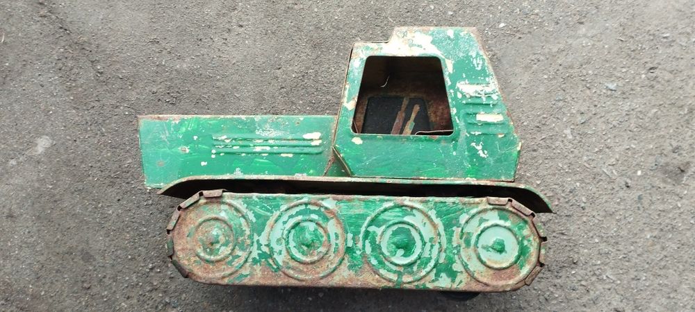 Игрушка трактор железная ссср