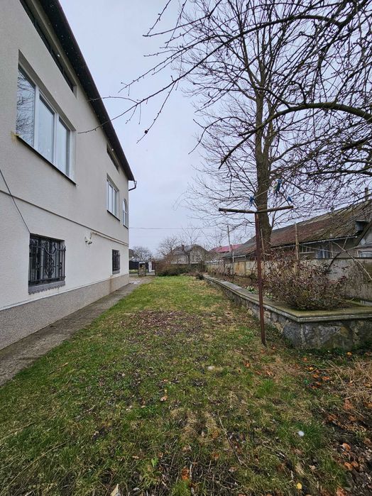 Продам будинок, два гаража, власна ділянка, 10 хв від міста