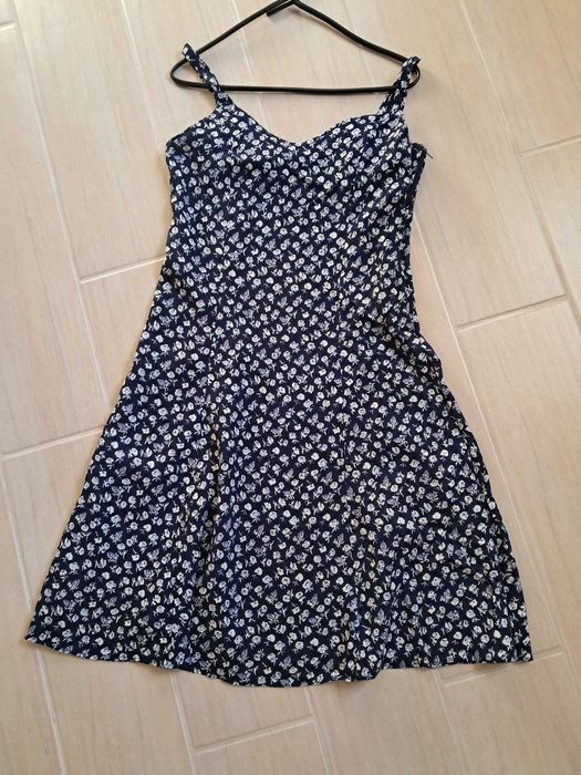 Granatowa sukienka w kwiatki