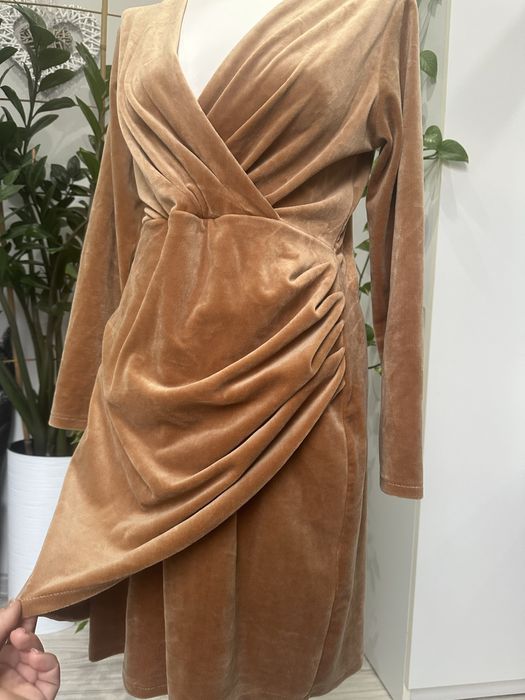 Sukienka welurowa beżowa z kopertowym dekoltem