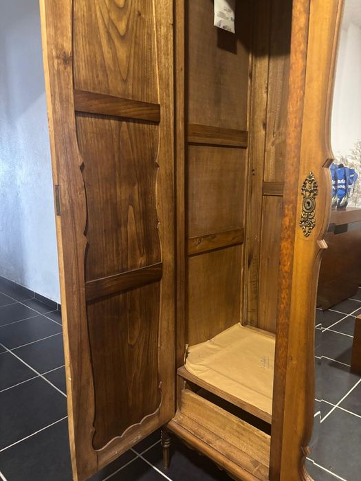 Armário clássico muito boas condições