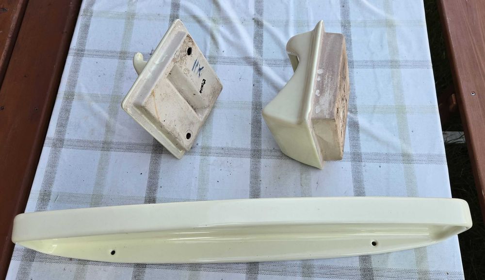 Mydelniczki ceramiczne, wieszak i półka PRL
