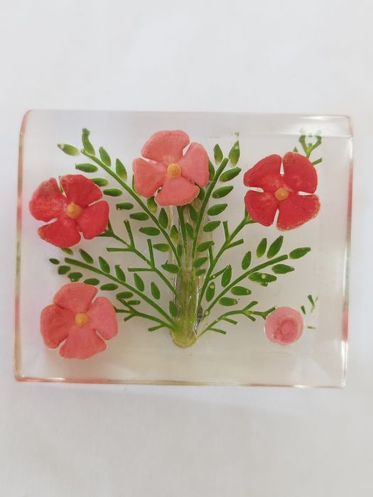 lindo broche vintage em lucite