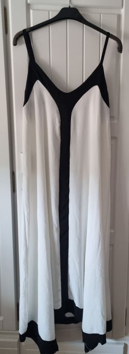 Vestido comprido de verão, em tons de branco e preto.