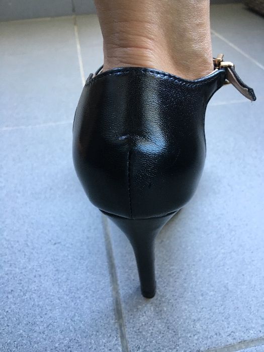 Sandália preta com pêlo LINDA