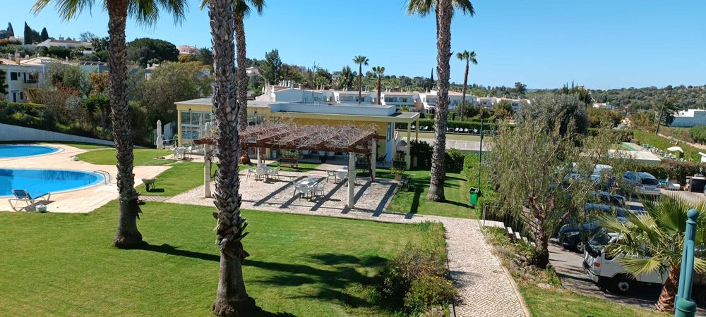 Apartamento Teresinha Alvor com piscina.