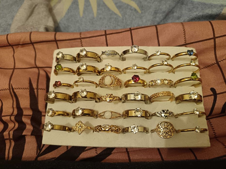 Bijuteria anéis colares brincos pulseiras portachaves