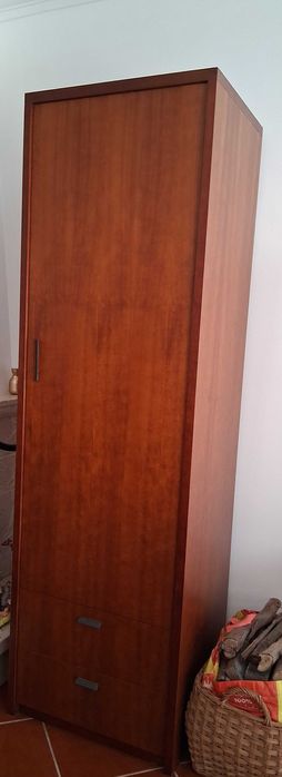 Armários e secretária