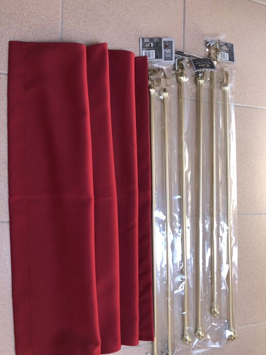 Varões metalicos e cortinas opacas a luz