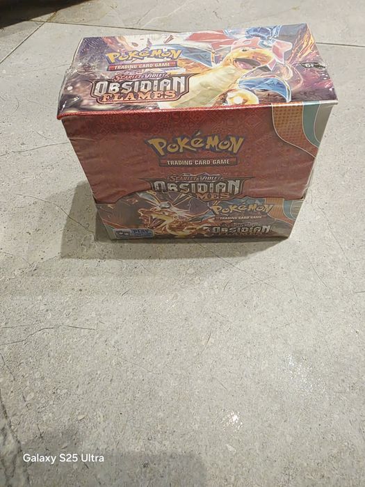 2 boxy z kartami Pokemon