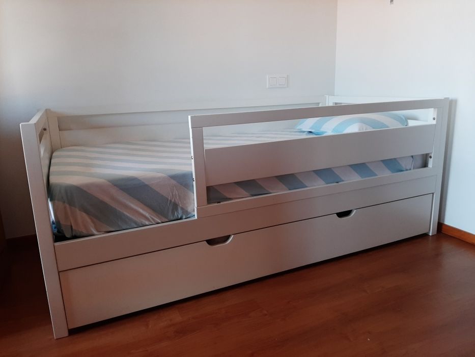 Cama criança com grades e arrumação + colchão