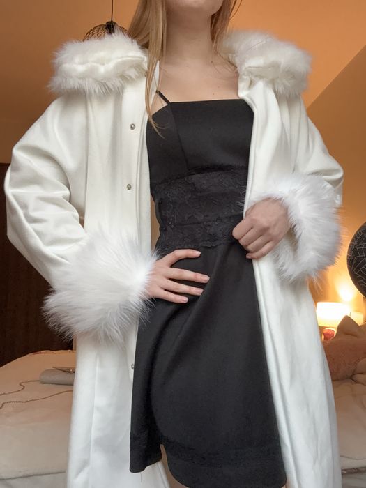 Piekny elegancki dlugi plaszcz z futerkiem rozm M