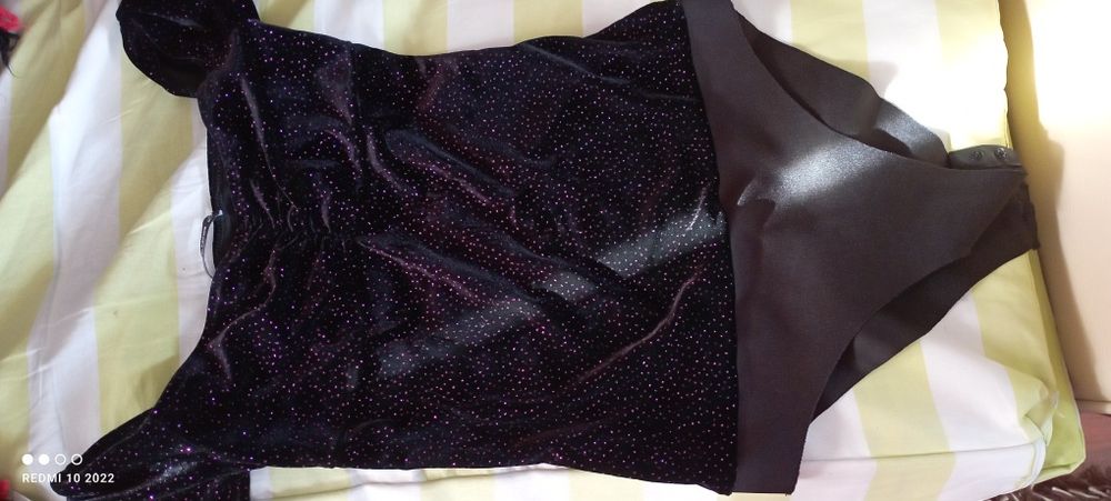 Body preto com brilho roxo