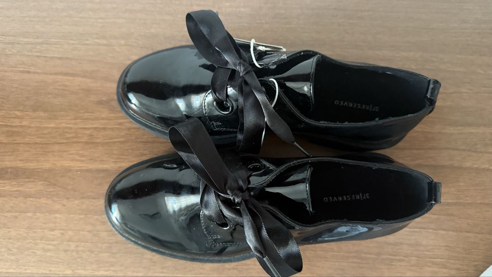 Lakierowane czarne loafersy r.37