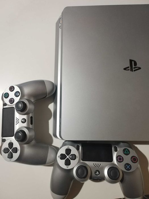 PLAYSTATION 4 SLIM 500GB c/ 2 comandos